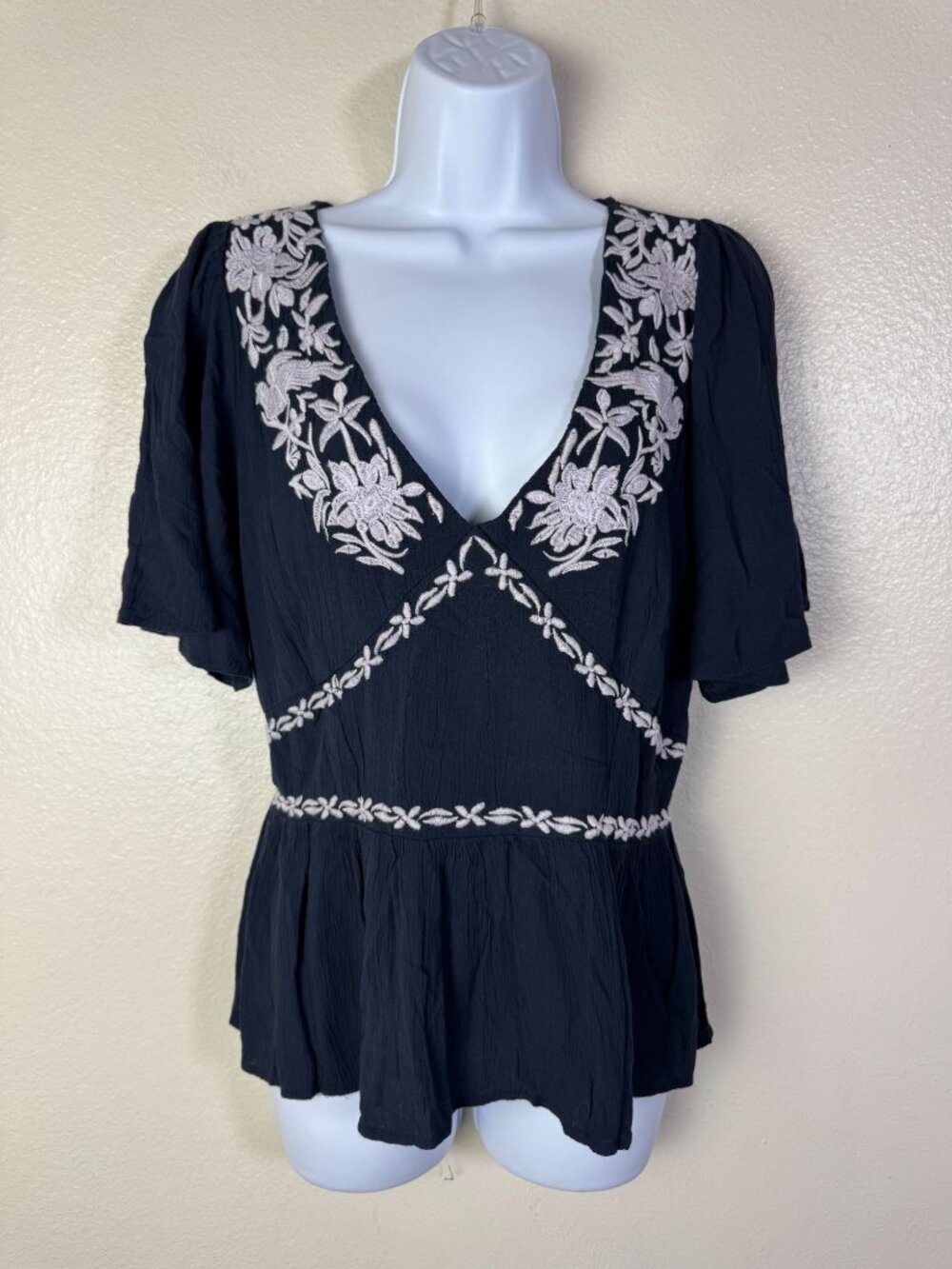💜 Knox Rose Blue Peplum Top White Floral Embroidered V-Neck Short Sleeves Medium